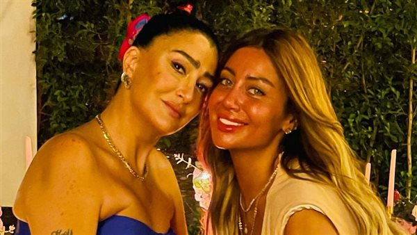 غادة عبد الرازق وابنتها