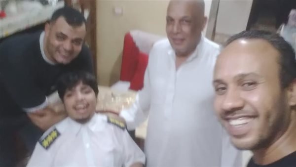 الضابط مع الطفل يوسف