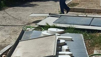 اليافطة على الأرض ومقسومة نُصِّين.. مجهولون يتعدون على مركز خدمات تموين العجمي بالإسكندرية| صور