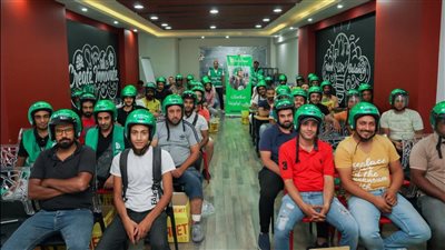 بحضور 300 كابتن.. توزيع خوذات وستائر عاكسة من إنداريفر بالإسكندرية 