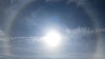 بعد إصابة سيدة ببقعة في بصرها.. أطباء تحذر: مجرد النظر إلى انعكاس الشمس على الهاتف يدمر العينين