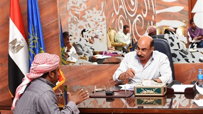 هروب شخصين من لقاء جماهيري مع المحافظ بعد إيجابية تحليلهما للمخدرات بأسوان