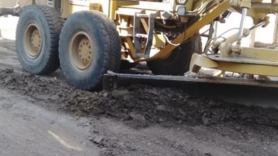 بدء أعمال المرحلة الأولى لرصف طريق أبو الغيط - الحادثة بالقليوبية