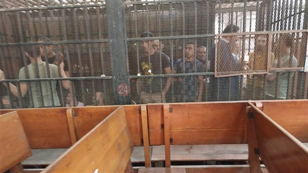 المتهمين داخل قفص
