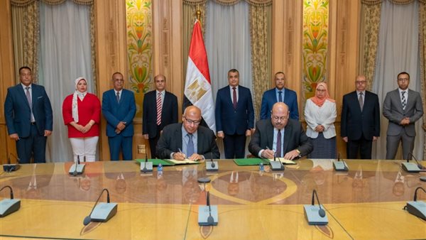 جانب من توقيع البروتوكول