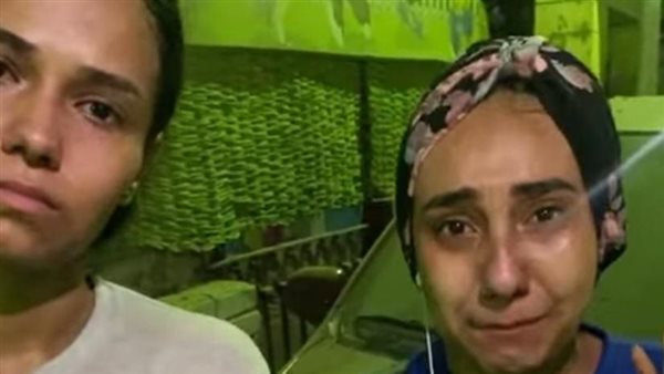 فتاتان تستغيث بعد