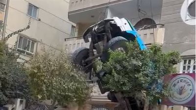استخراج سيارة نقل سقطت في بدروم الطابق الأول أثناء تحميل ردش بحدائق الأهرام |فيديو