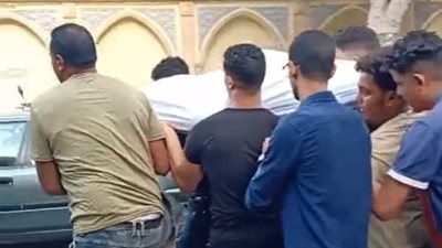 ظنّ أولاده من الضحايا.. المئات يشيعون جثمان أب توفي بسكتة قلبية في حريق محرم بك بالإسكندرية | بث مباشر 