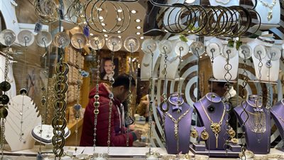 بعد رفع الفائدة الأمريكية.. سعر جرام الذهب يتراجع 15 جنيهًا في مصر اليوم