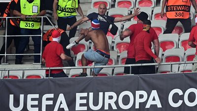 شغب الجماهير يؤجل مواجهة نيس وكولن في دوري المؤتمر الأوروبي | فيديو