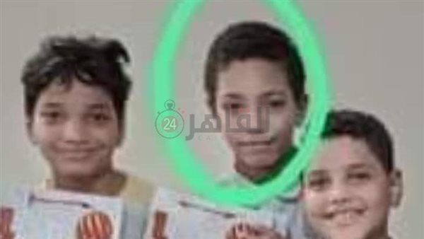 الطفل عمر مع أصدقائه