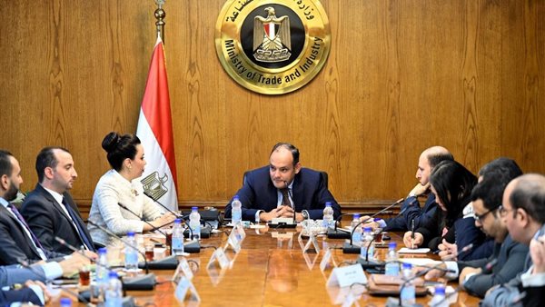 وزير الصناعة مع وفد
