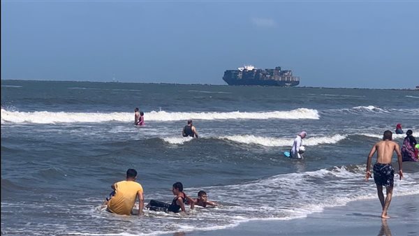 سفينة عملاقة تبعث