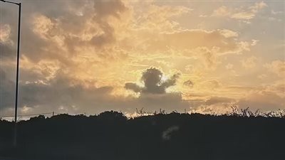 ديلي ميل: ظهور سحابة في السماء تشبه الملكة إليزابيث بعد ساعات من وفاتها