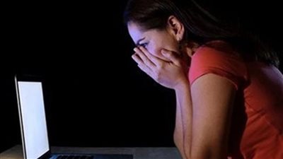 تحريض على فيديوهات خادشة.. التحقيق مع زعيم شبكة استدراج المراهقات عبر الإنترنت 