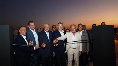 بدء التشغيل التجريبي لمنظومة الطاقة النظيفة والحافلات الكهربائية بمنطقة أهرامات الجيزة