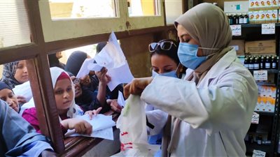 توقيع الكشف الطبي على 1824 مواطنًا بقريتي غرب سهيل والبصالي بأسوان