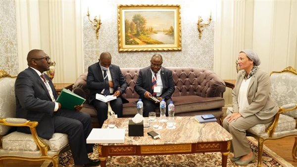 وزيرة البيئة تلتقي