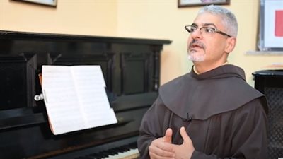 الأب بطرس دانيال: مين يقدر يقول الفن حرام على المسلسلات مثل خلي بالك من زيزي