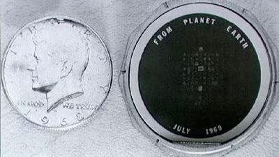 متروكة على سطح القمر.. رسالة الملكة إليزابيث لـ طاقم أبولو محفورة على قرص سيليكون بحجم العملة المعدنية 