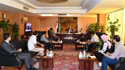 محافظ الفيوم يُتابع تنفيذ خطة مشروعات الرصف والصيانة للطرق والمحاور بالمحافظة