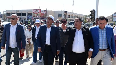 رئيس الوزراء يختتم زيارته لشرم الشيخ بمتابعة تنفيذ طريق السلام وتفقد السوق التجاري القديم