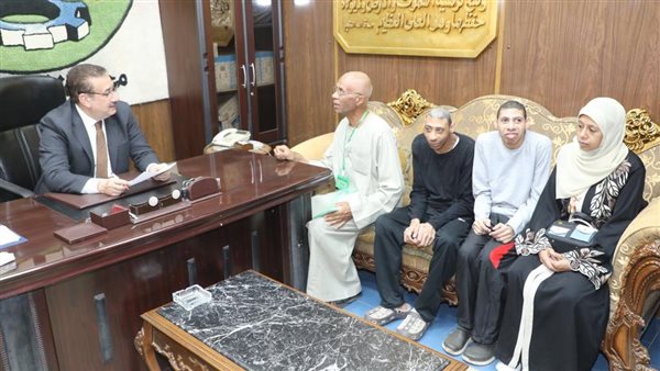 جانب من لقاء محافظ