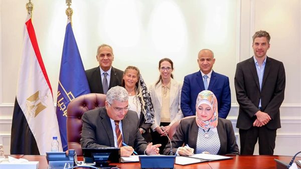 بجانب من التوقيع