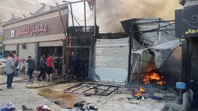 نشوب حريق بأحد محال مهرجان التسوق أمام حي شبرا الخيمة | صور