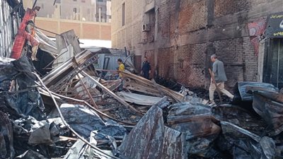 رفع آثار حريق نشب بأحد محال مهرجان التسوق بشبرا الخيمة | صور 