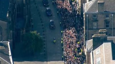 وسط آلاف المواطنين.. موكب جثمان الملكة إليزابيث يتجه إلى كنيسة سان جيل بحضور الملك تشارلز