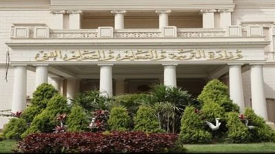 التعليم تكشف حقيقة الاستغناء عن معلمي المدارس غير التربويين | بث مباشر