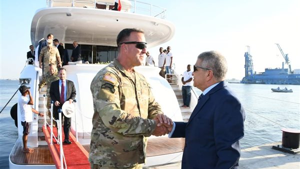  رئيس هيئة قناة السويس