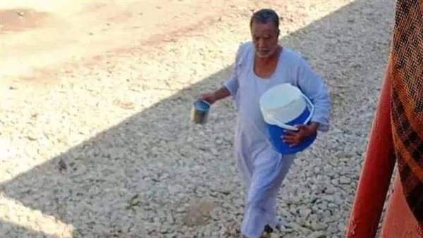 اسواني يسقي ركاب