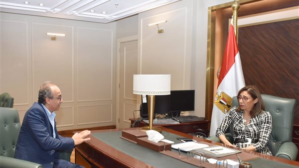 وزيرة الثقافة تجتمع