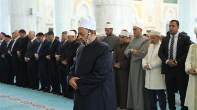 الإمام الأكبر يؤم الوفود الإسلامية المشاركة في مؤتمر زعماء الأديان بأحد أكبر مساجد آسيا الوسطى