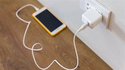 ترك الشاحن في الفيشة يستهلك كهرباء.. احذر هذه الخطوة 