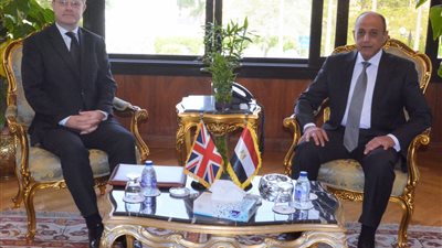 وزير الطيران يبحث مع السفير البريطاني تعزيز التعاون في النقل الجوي