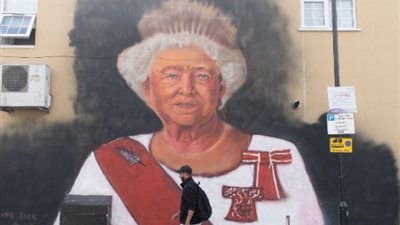 تشبه أليكس فيرجسون.. جدارية للملكة إليزابيث في لندن تثير الجدل |صور 