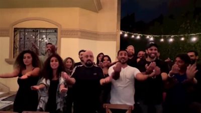 بحضور نجوم الفن.. أحمد سعد يقدم رقصة صدقيني في عيد ميلاد أكرم حسني