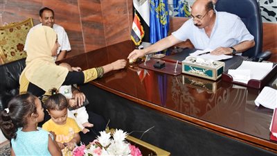 في اللقاء الأسبوعي.. محافظ أسوان يستمع لشكاوى 33 مواطنًا