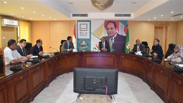 محافظ الفيوم يناقش