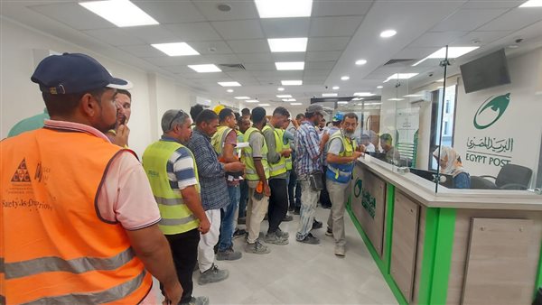 المئات من العمالة