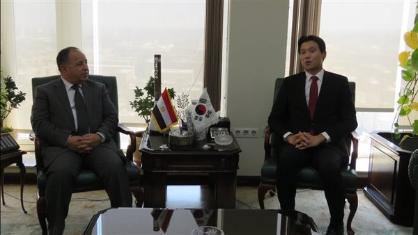 وزير المالية مع سفير