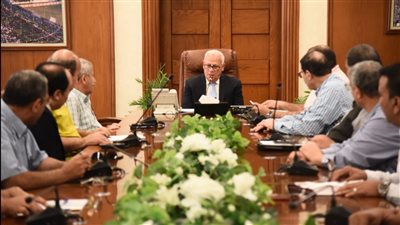 محافظ بورسعيد يناقش مستجدات الأعمال التنموية بمنطقة سهل الطينة