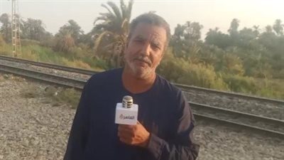 ساقي ركاب القطار.. الحاج عادل موزع المياه على المسافرين بأسوان: انتظر 5 ساعات يوميا علشان أخد الثواب | بث مباشر 