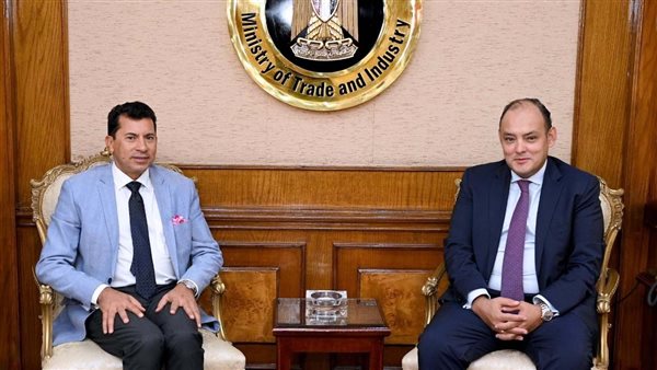 وزيرا الرياضة والصناعة