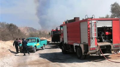 محافظ سوهاج يتفقد موقع حريق المزرعة الخشبية بمحطة الصرف الصحي بالكولة | صور