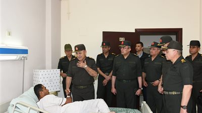 رئيس الأركان يزور مصابي العمليات الحربية بالمجمع الطبي للقوات المسلحة بكوبري القبة