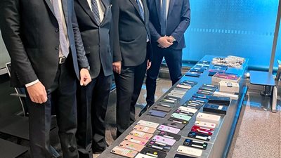 جمارك مطار القاهرة تضبط راكبًا حاول تهريب 75 هاتف محمول 